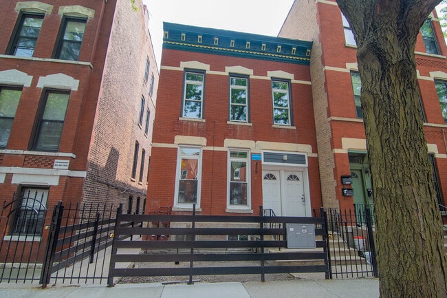 property at 859 N Marshfield Ave