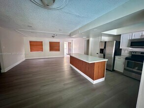 6777 NW 4th St in Margate, FL - Foto de edificio - Building Photo