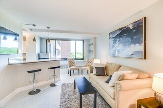 1011 Arlington Blvd in Arlington, VA - Foto de edificio - Building Photo