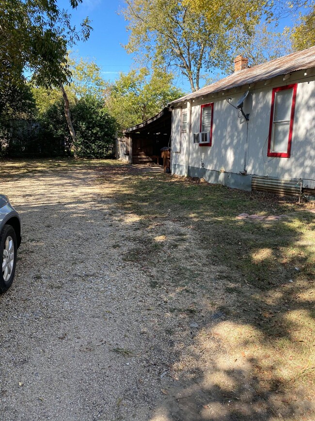 819 Mora St in Lockhart, TX - Building Photo - Building Photo