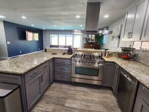 3207 E Juniper Ave in Orange, CA - Foto de edificio - Building Photo