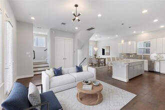 8409 Hempstead Rd in Houston, TX - Building Photo - Building Photo