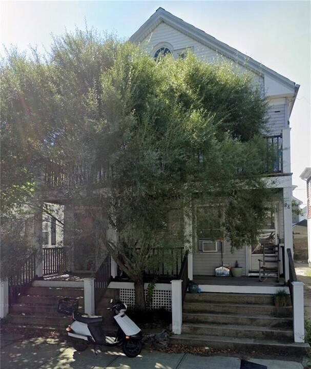 28 Thurston Ave in Newport, RI - Building Photo