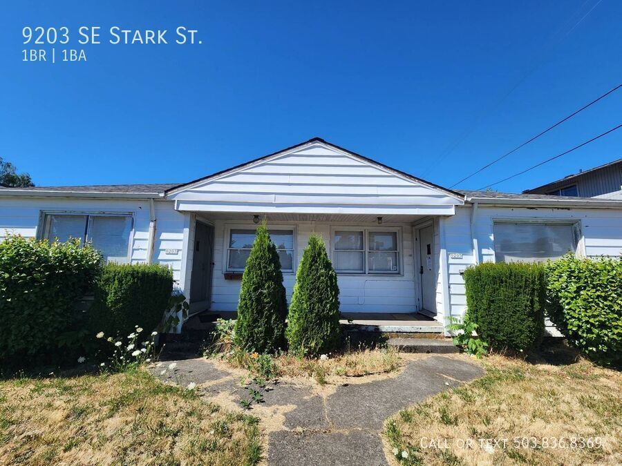 9203 SE Stark St in Portland, OR - Building Photo