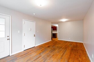 Sunlit Brooklyn Gem | Charming Apartment in a Prime Neighborhood in Brooklyn, NY - Foto de edificio - Building Photo