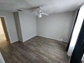 301 Ensenada Plz in Dallas, TX - Building Photo - Building Photo