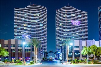 4525 Dean Martin Dr, Unit 103 in Las Vegas, NV - Building Photo - Building Photo