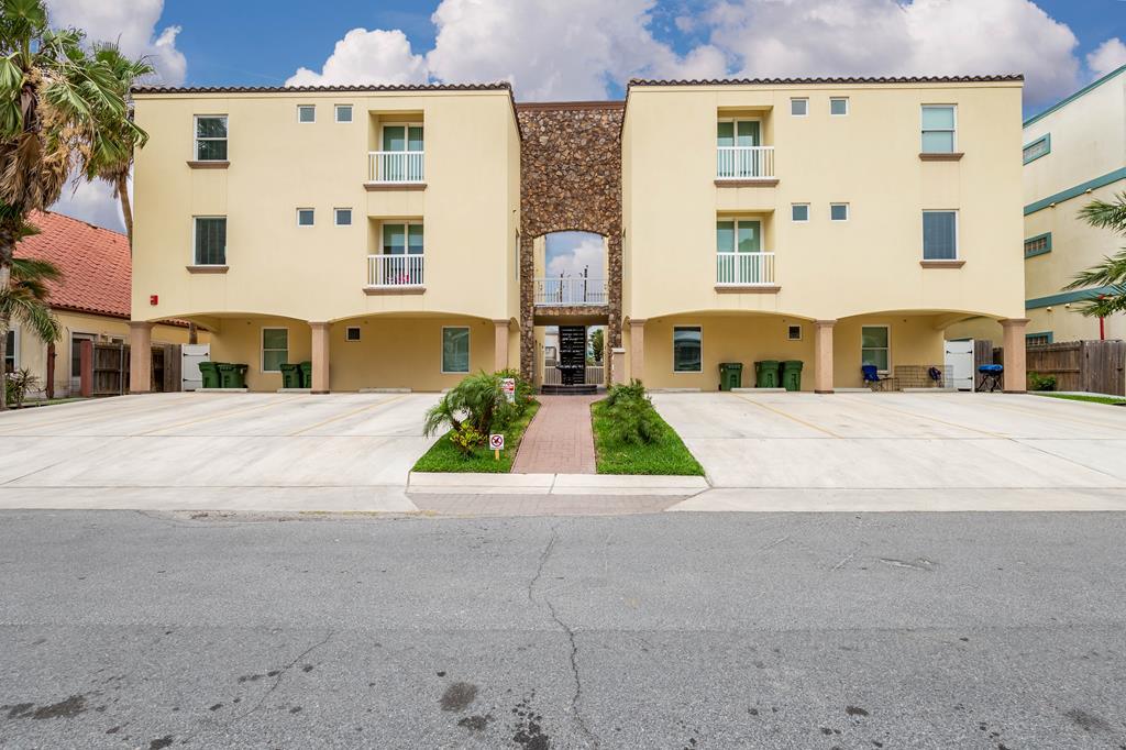 126 E Swordfish St in South Padre Island, TX - Building Photo