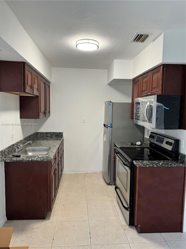 1721 Plunkett St-Unit -A in Hollywood, FL - Building Photo - Building Photo