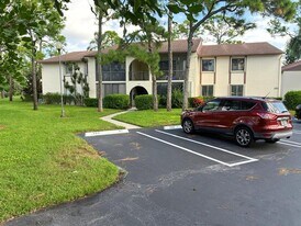 339 Knotty Pine Cir in Greenacres, FL - Building Photo