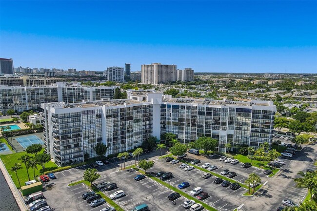 1000 Parkview Dr, Unit 831 in Hallandale Beach, FL - Building Photo - Building Photo