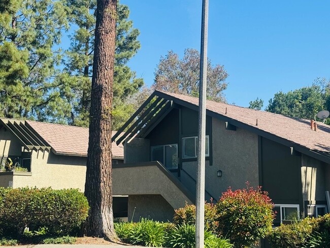 2591 La Paloma Cir in Thousand Oaks, CA - Building Photo - Building Photo