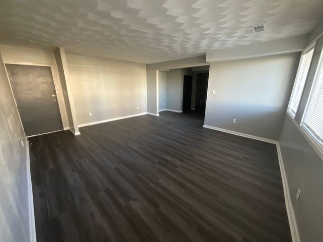 9042 S Eldorado Dr in Indianapolis, IN - Foto de edificio - Building Photo