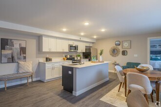 1616 W Bender Rd, Unit 122 in Glendale, WI - Foto de edificio - Building Photo