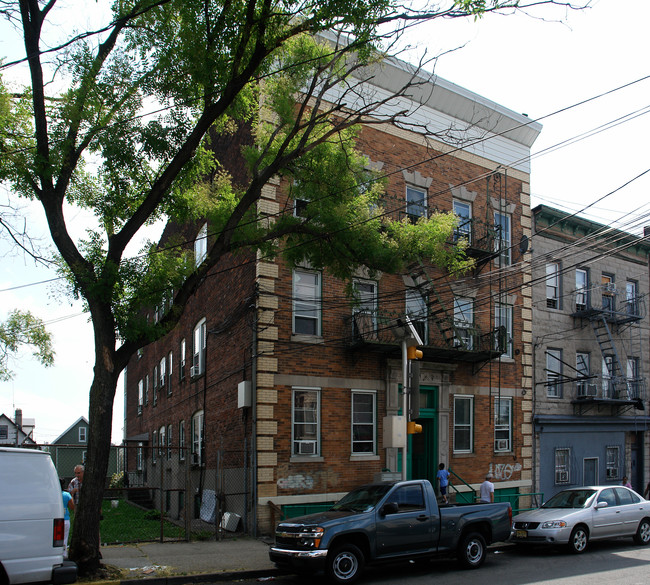 577 N 6th St in Newark, NJ - Foto de edificio - Building Photo