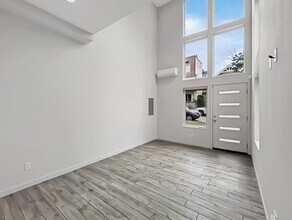 2622D SW Nevada St in Seattle, WA - Foto de edificio - Building Photo