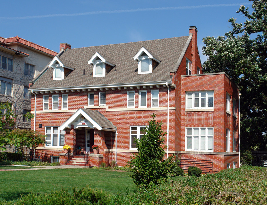 3001 Grand Ave in Des Moines, IA - Building Photo