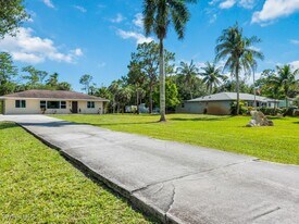 5300 Cypress Ln in Naples, FL - Building Photo
