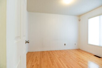 3 story townhouse in Ottawa, ON - Building Photo - Building Photo