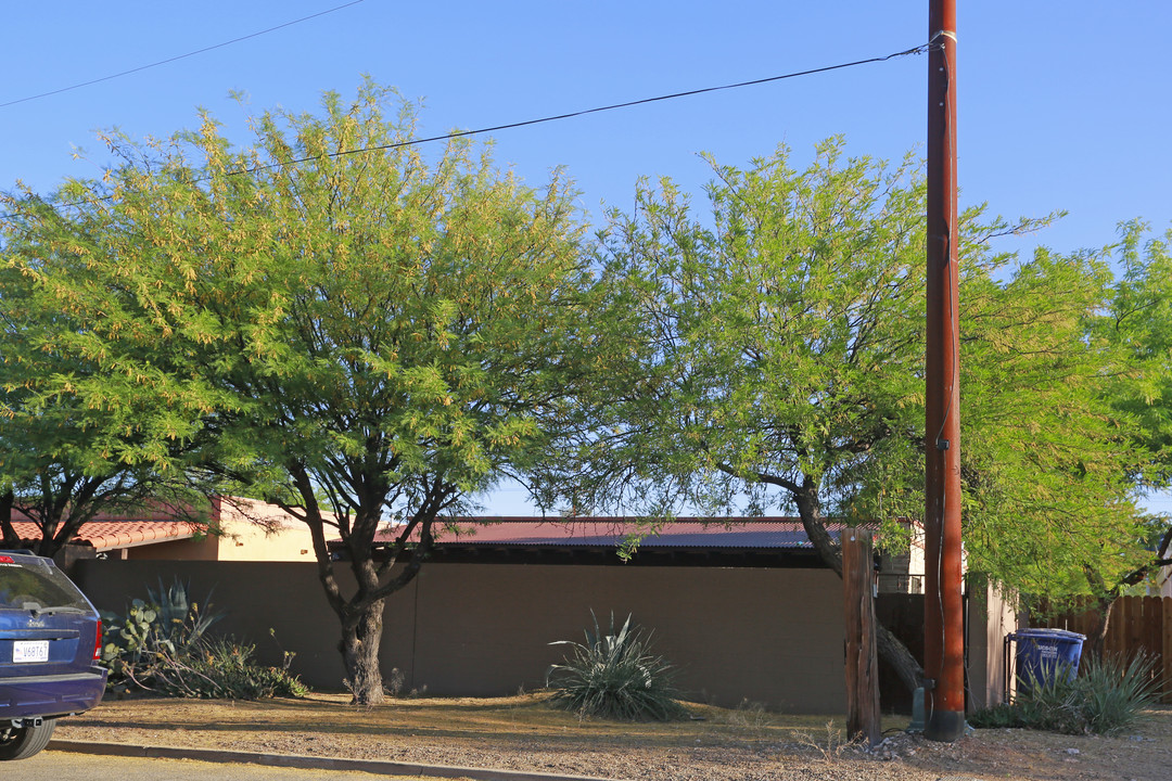 2305 E Helen St in Tucson, AZ - Building Photo