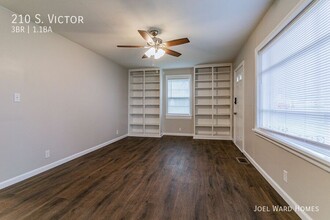 210 S Victor St in Champaign, IL - Building Photo - Building Photo