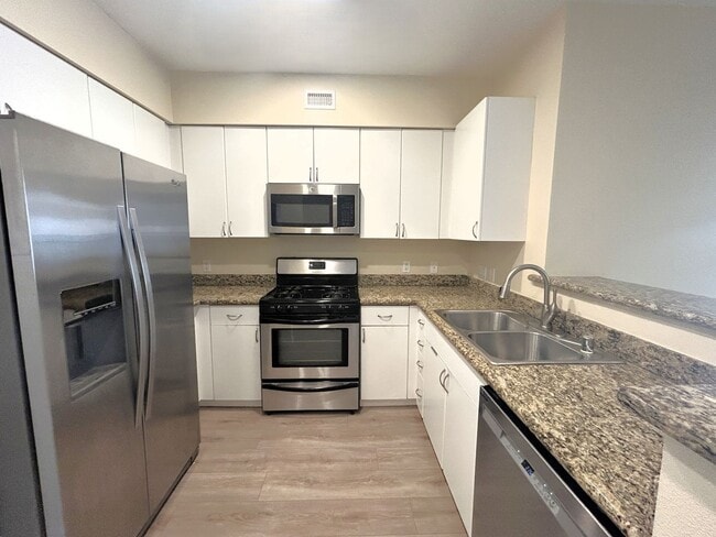 1801 E Katella Ave in Anaheim, CA - Building Photo - Building Photo