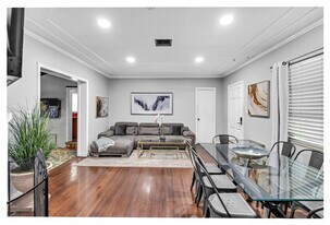 345 NE 107th St in Miami, FL - Building Photo