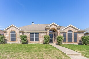 1142 Hampshire Ln in Cedar Hill, TX - Building Photo