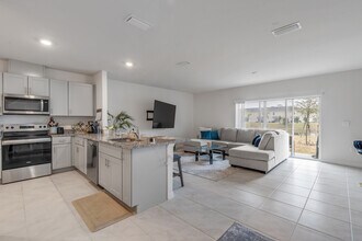 2724 Silver Canoe Dr in Edgewater, FL - Foto de edificio - Building Photo