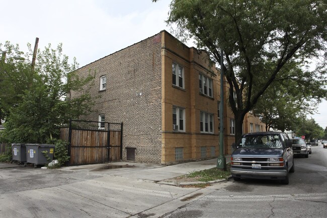 4401 W Iowa St in Chicago, IL - Foto de edificio - Building Photo