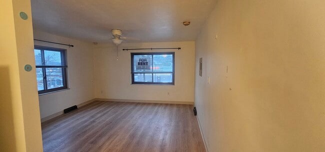 2774 S Park Rd, Unit Right Looking in Bethel Park, PA - Foto de edificio - Building Photo