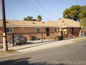 1182 W 35th St, Unit B-One Block from USC in Los Angeles, CA - Building Photo