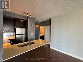 50 Absolute Ave in Mississauga, ON - Building Photo - Building Photo