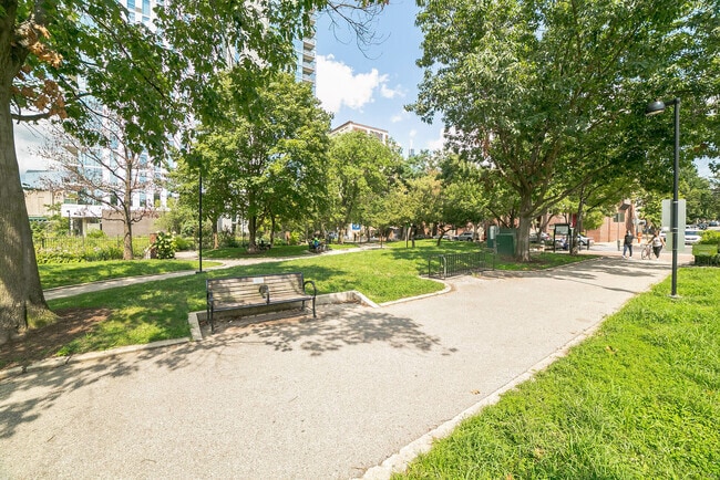 2429 Locust St, Unit 618 in Philadelphia, PA - Foto de edificio - Building Photo