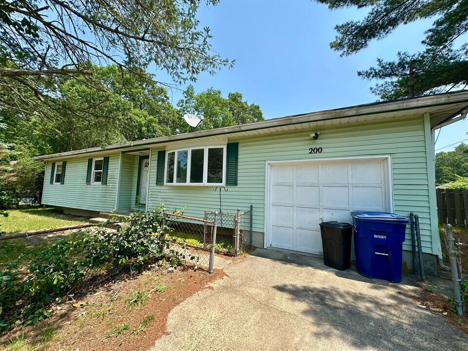 200 Rugby St in Browns Mills, NJ - Foto de edificio
