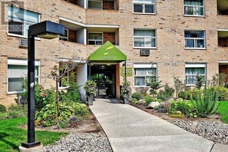 260 Davis Dr in Newmarket, ON - Building Photo - Building Photo