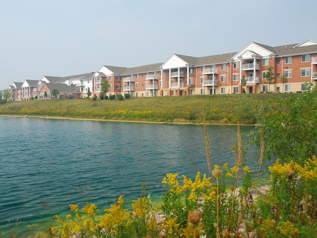 Highlands at Wildwood Lake Apartments 55+ in Menomonee Falls, WI - Foto de edificio