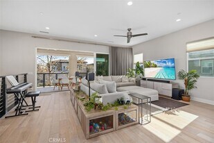 227 Follyhatch in Irvine, CA - Building Photo