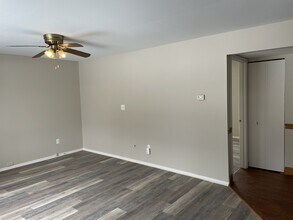 1562 Mac Dr, Unit 2 in Stow, OH - Foto de edificio - Building Photo