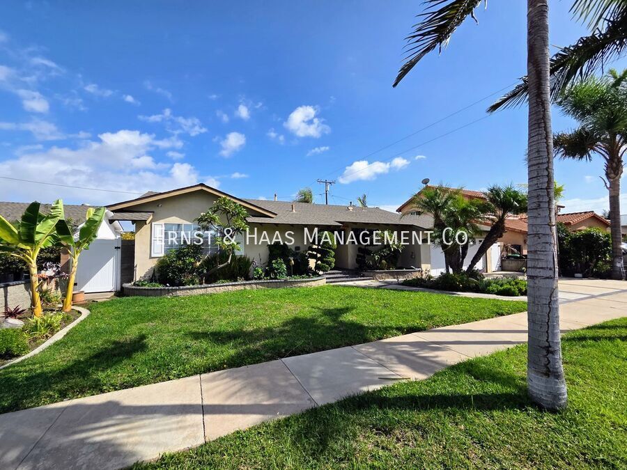 10422 S Oakhaven Dr in Stanton, CA - Building Photo