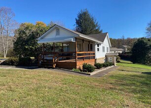 31 Queen Rd in Candler, NC - Foto de edificio - Building Photo