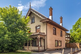 Laurier Apartments in Ottawa, ON - Building Photo