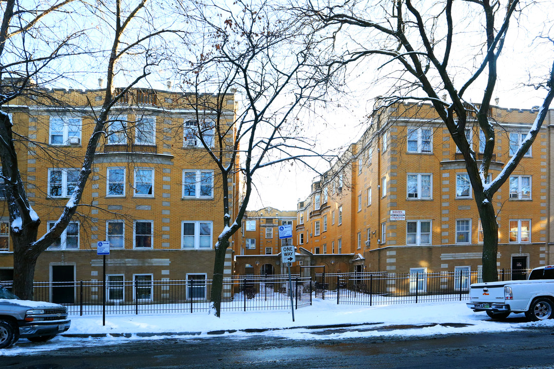 Damen Apartments in Chicago, IL - Building Photo