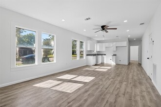 301 E 3rd St in Sweeny, TX - Building Photo - Building Photo