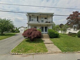 110 Burbank St in Cranston, RI - Building Photo