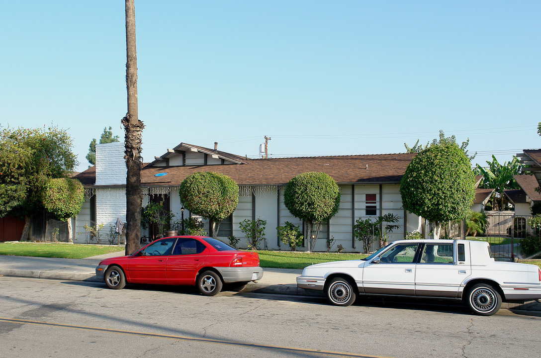 2103 E Almont Ave in Anaheim, CA - Building Photo