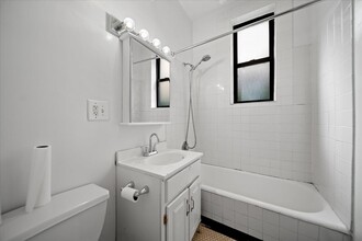 631 W Roscoe St, Unit H2 in Chicago, IL - Building Photo - Building Photo