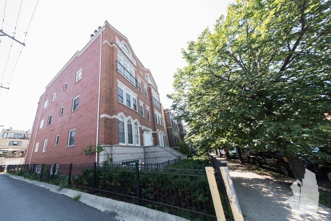2741 N Southport Ave in Chicago, IL - Building Photo - Building Photo
