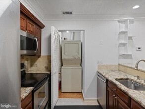 7596 Lakeside Village Dr in Falls Church, VA - Building Photo - Building Photo