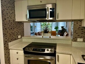 7824 Collins Ave, Unit 404 in Miami Beach, FL - Building Photo - Building Photo